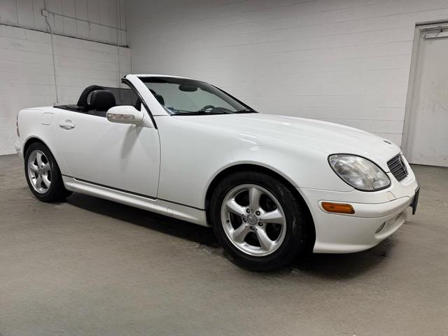 Photo of 2001 Glacier White Mercedes-Benz SLK-Class