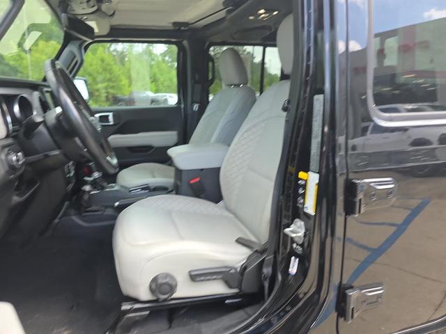 Photo of 2023 Black Clearcoat Jeep Gladiator