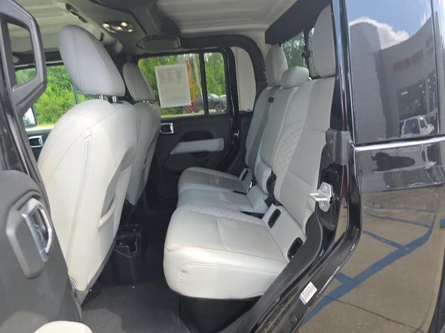 Photo of 2023 Black Clearcoat Jeep Gladiator