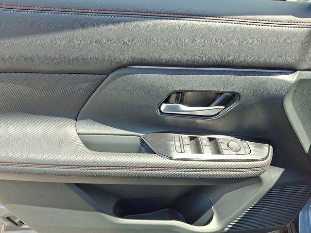 Photo of 2025 Gun Metallic/Scarlet Ember Tintcoat Nissan Kicks