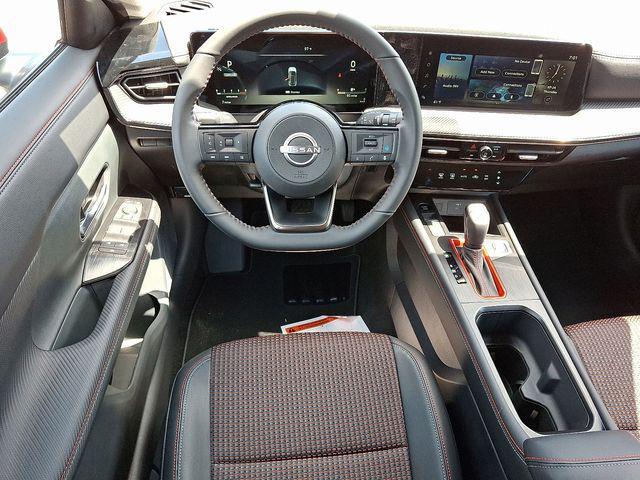 Photo of 2025 Gun Metallic/Scarlet Ember Tintcoat Nissan Kicks