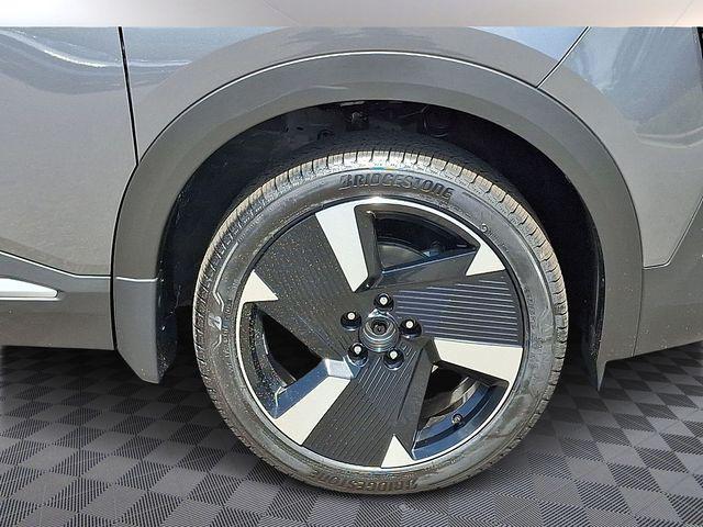 Photo of 2025 Gun Metallic/Scarlet Ember Tintcoat Nissan Kicks
