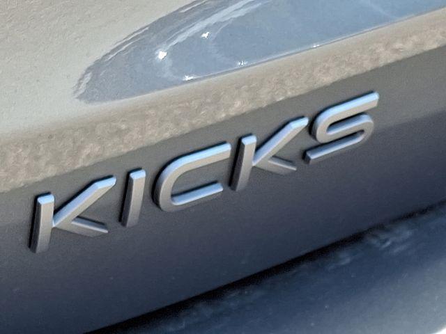 Photo of 2025 Gun Metallic/Scarlet Ember Tintcoat Nissan Kicks