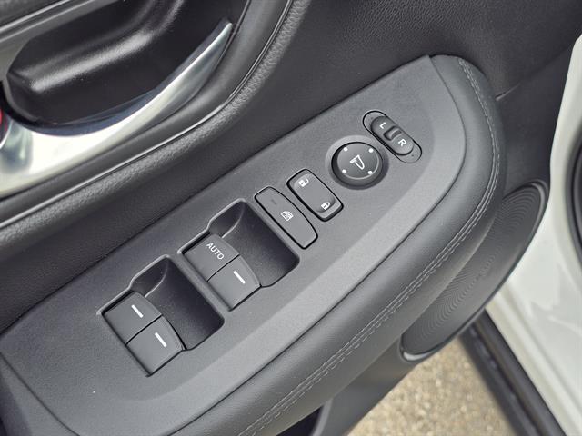 Photo of 2026 Platinum White Pearl Honda HR-V