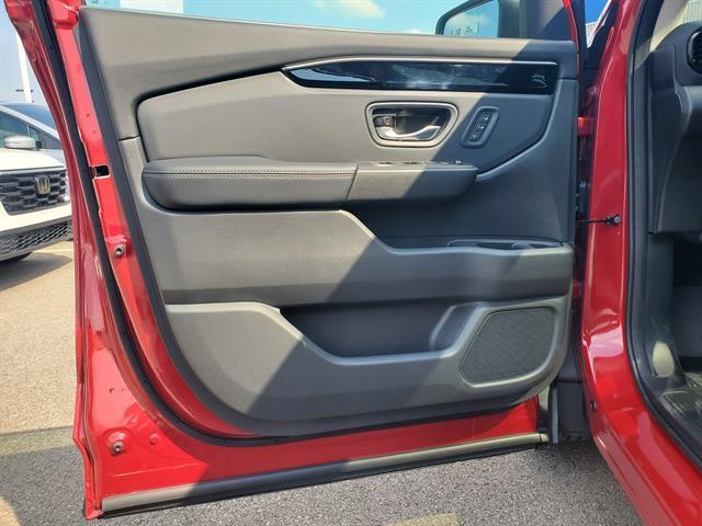 Photo of 2025 Radiant Red Metallic II Honda Pilot