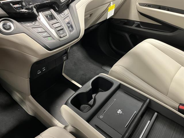 Photo of 2026 Platinum White Pearl Honda Odyssey