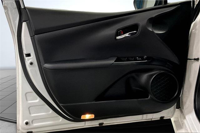 Photo of 2021 Super White Toyota Prius Prime