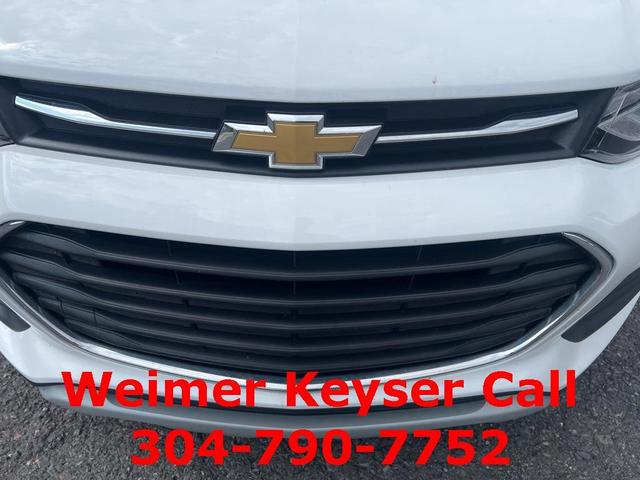 Photo of 2022 Summit White Chevrolet Trax