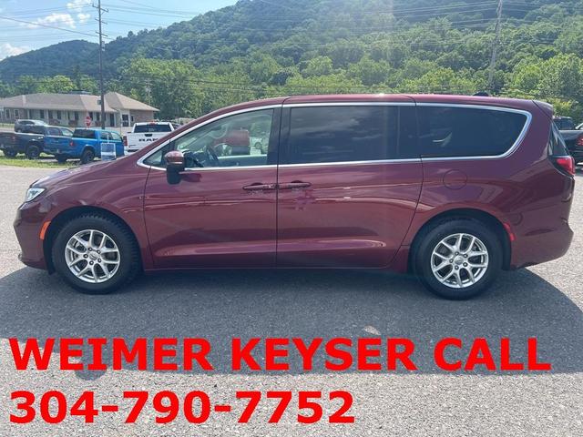 Photo of 2023 Velvet Red Pearlcoat Chrysler Pacifica