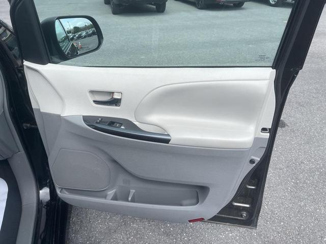 Photo of 2013 Black Toyota Sienna