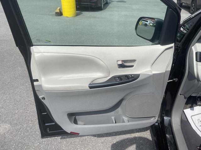 Photo of 2013 Black Toyota Sienna