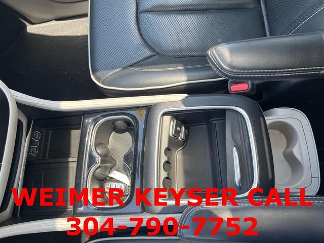 Photo of 2023 Brilliant Black Crystal Pearlcoat Chrysler Pacifica