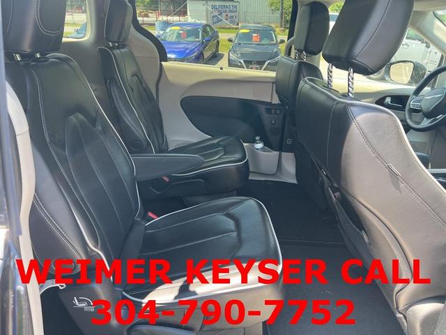 Photo of 2023 Brilliant Black Crystal Pearlcoat Chrysler Pacifica