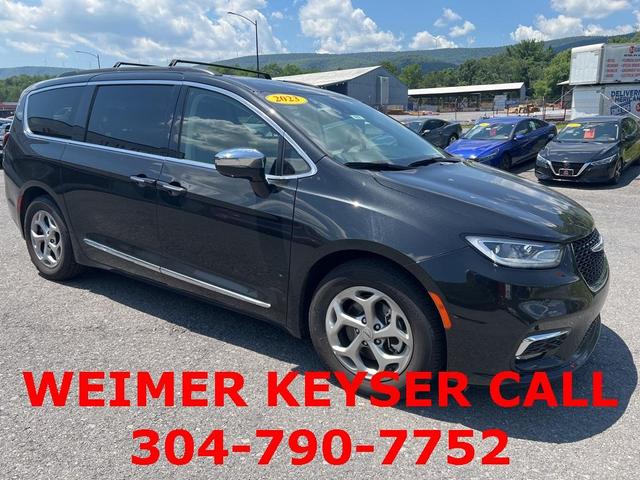 Photo of 2023 Brilliant Black Crystal Pearlcoat Chrysler Pacifica
