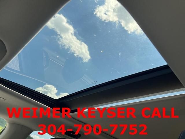 Photo of 2023 Brilliant Black Crystal Pearlcoat Chrysler Pacifica