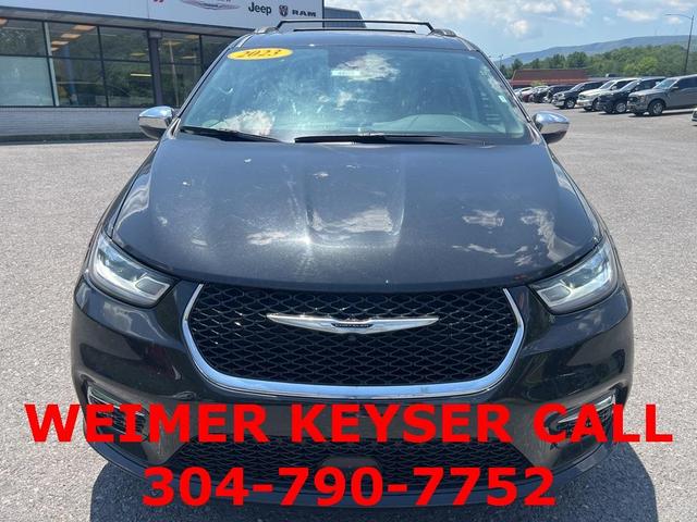 Photo of 2023 Brilliant Black Crystal Pearlcoat Chrysler Pacifica