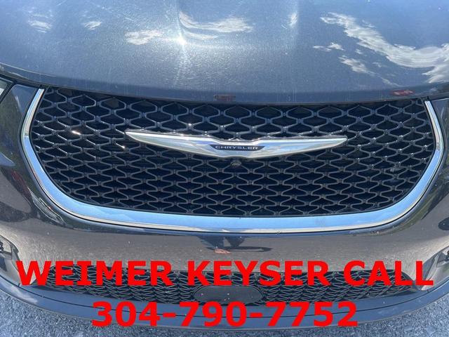 Photo of 2023 Brilliant Black Crystal Pearlcoat Chrysler Pacifica