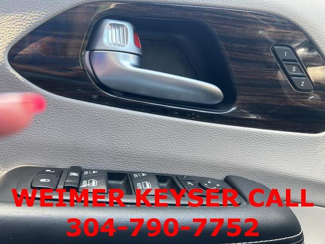 Photo of 2023 Brilliant Black Crystal Pearlcoat Chrysler Pacifica