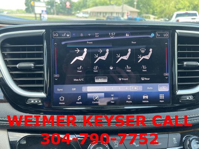 Photo of 2023 Brilliant Black Crystal Pearlcoat Chrysler Pacifica