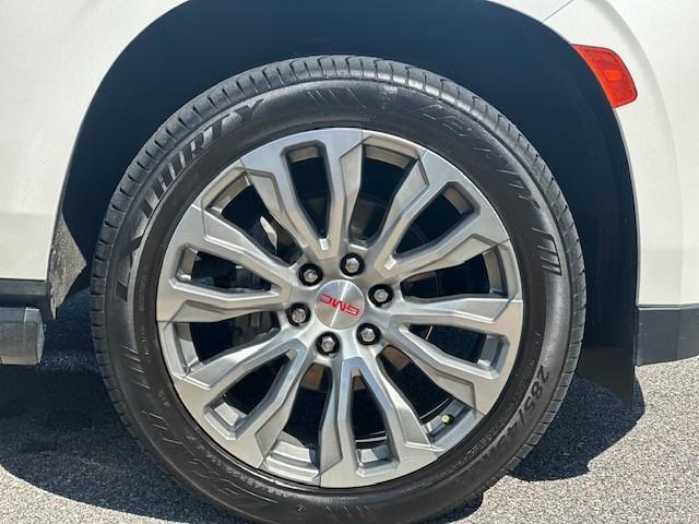 Photo of 2021 Summit White GMC Yukon XL