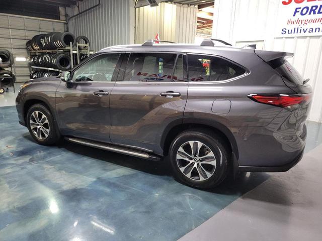 Photo of 2022 Magnetic Gray Metallic Toyota Highlander Hybrid