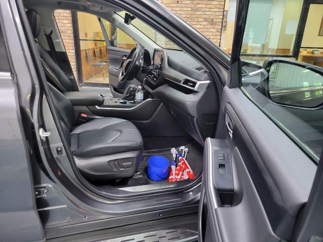 Photo of 2022 Magnetic Gray Metallic Toyota Highlander Hybrid