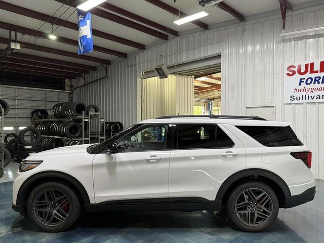 Photo of 2025 Star White Metallic Tri-Coat Ford Explorer