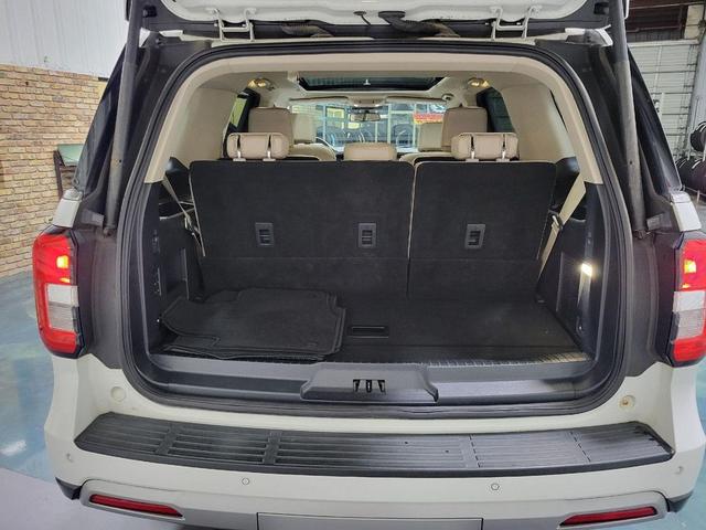 Photo of 2022 Star White Metallic Tri-Coat Ford Expedition