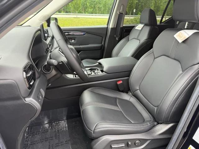 Photo of 2025 Crystal Black Pearl Honda Pilot