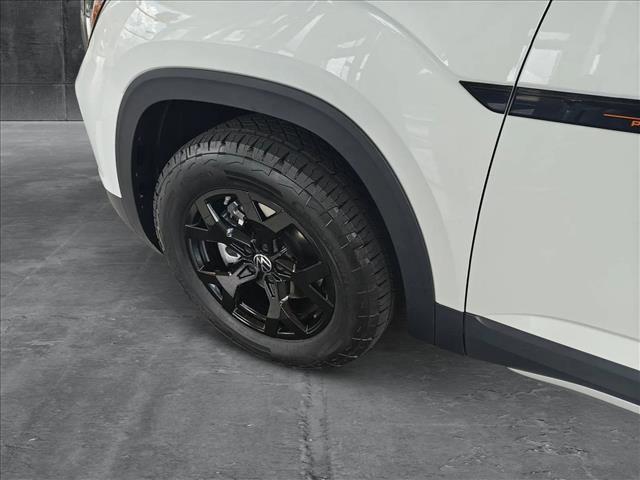 Photo of 2025 Pure White Volkswagen Atlas
