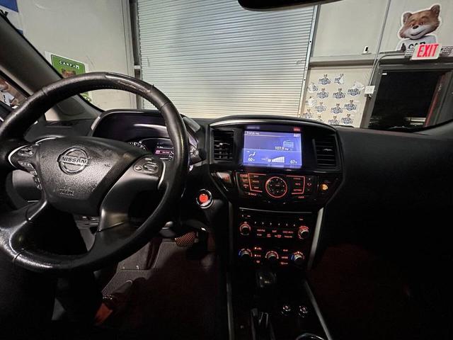 Photo of 2014 Brilliant Silver Nissan Pathfinder