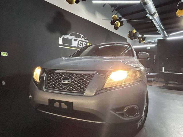 Photo of 2014 Brilliant Silver Nissan Pathfinder