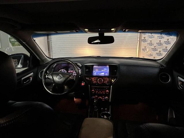 Photo of 2014 Brilliant Silver Nissan Pathfinder