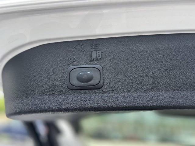 Photo of 2018 White Ford Escape