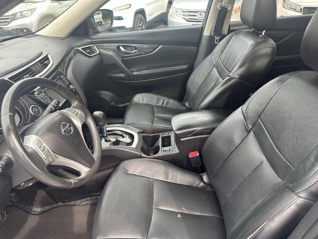 Photo of 2015 Super Black Nissan Rogue