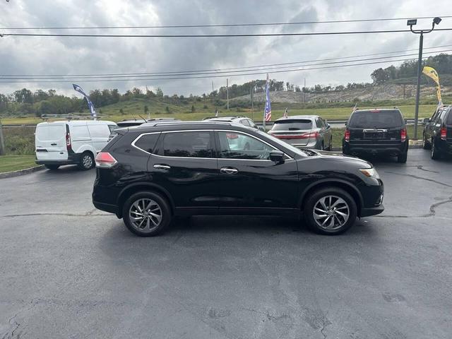 Photo of 2015 Super Black Nissan Rogue