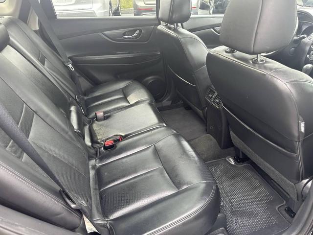 Photo of 2015 Super Black Nissan Rogue