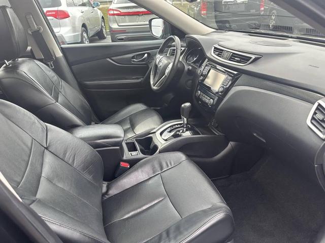 Photo of 2015 Super Black Nissan Rogue