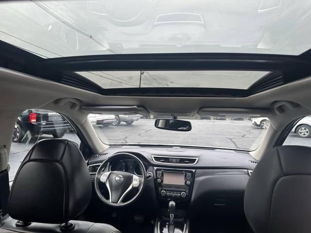 Photo of 2015 Super Black Nissan Rogue