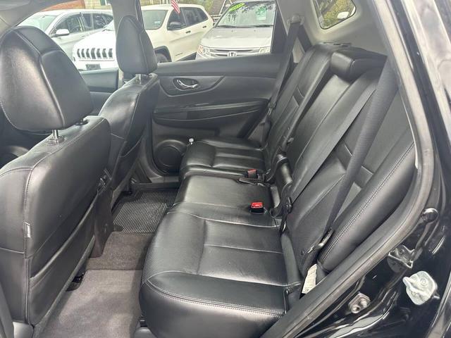 Photo of 2015 Super Black Nissan Rogue