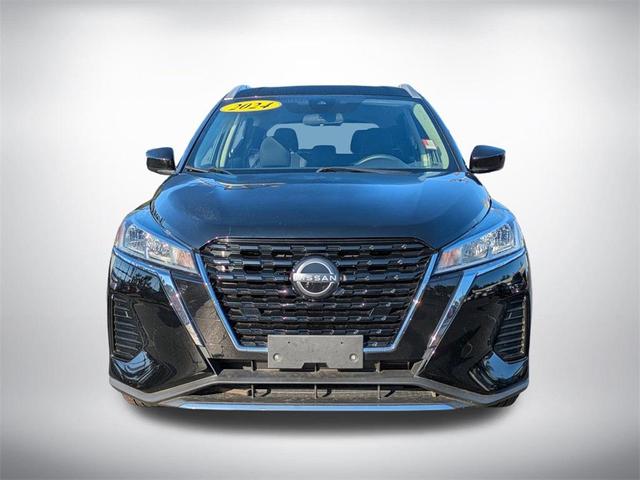 Photo of 2024 Super Black Nissan Kicks
