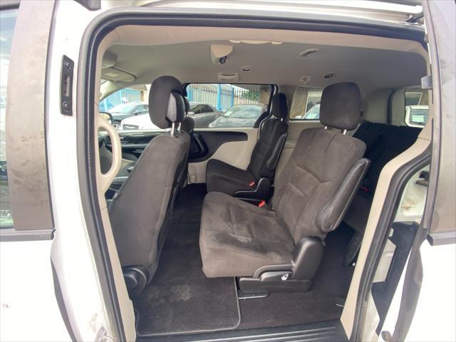 Photo of 2016 Bright White Clearcoat Dodge Grand Caravan
