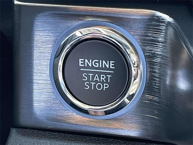 Photo of 2025 White Metallic Ford F-350