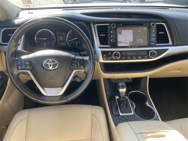 Photo of 2017 White Toyota Highlander