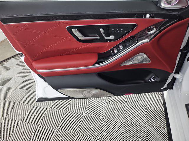 Photo of 2025 MANUFAKTUR Moonlight White Metallic Mercedes-Benz AMG S 63 E