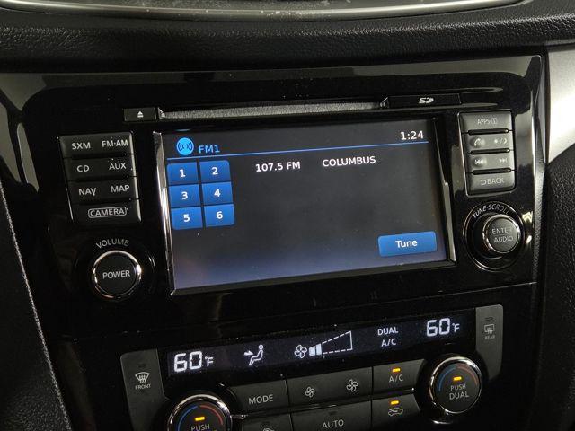 Photo of 2016 Pearl White Nissan Rogue
