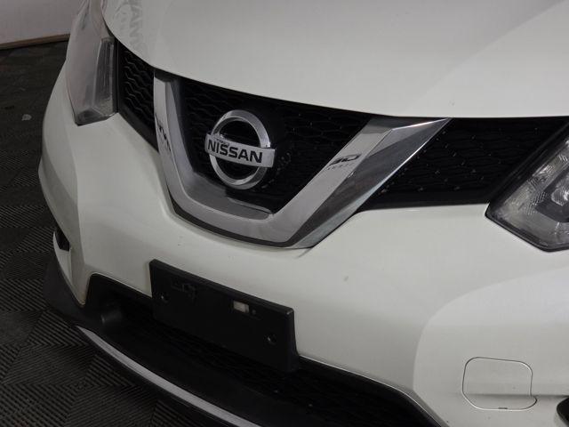 Photo of 2016 Pearl White Nissan Rogue