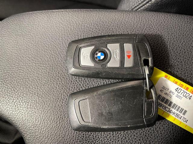 Photo of 2017 Alpine White BMW 320