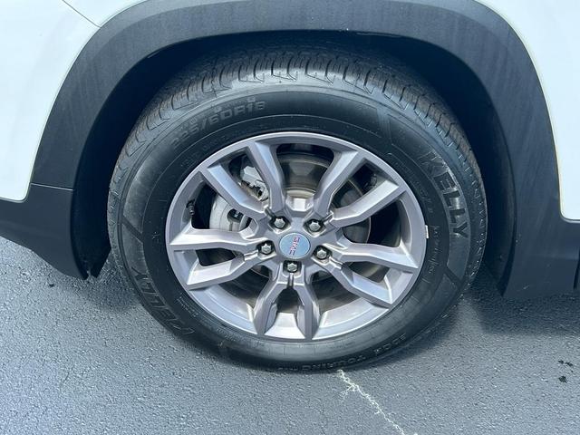 Photo of 2023 Summit White GMC Terrain
