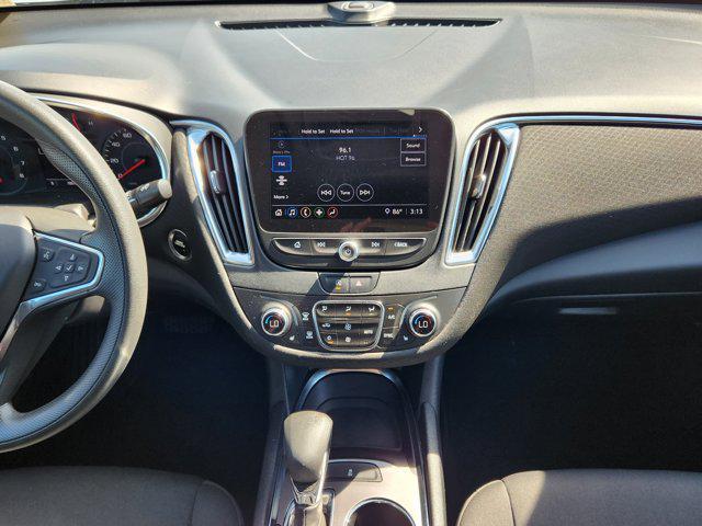 Photo of 2021 Silver Ice Metallic Chevrolet Malibu